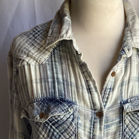 Design Lab White Blue Plaid Crop Button Up - Picture 2 of 3